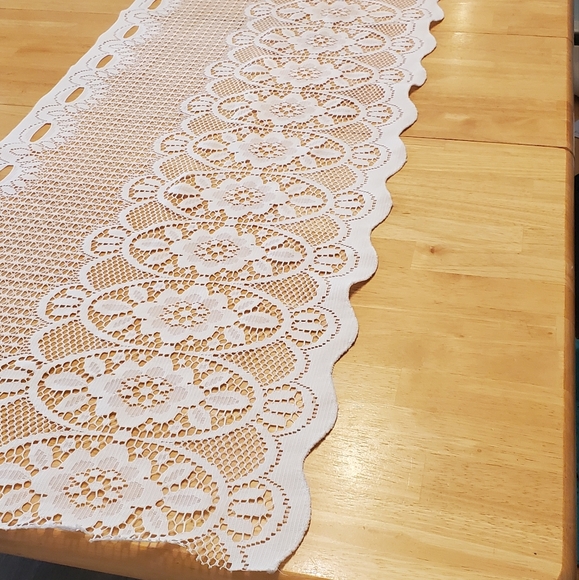 Lace table runner - Picture 2 of 3